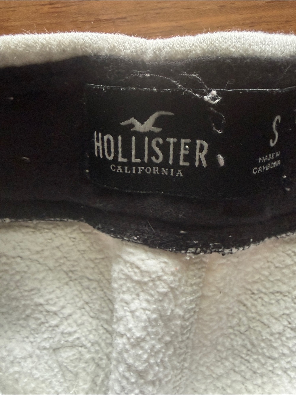 Hollister Men's Off-White Fleece Drawstring Shorts with Black Accents, small - Picture 2 of 3
